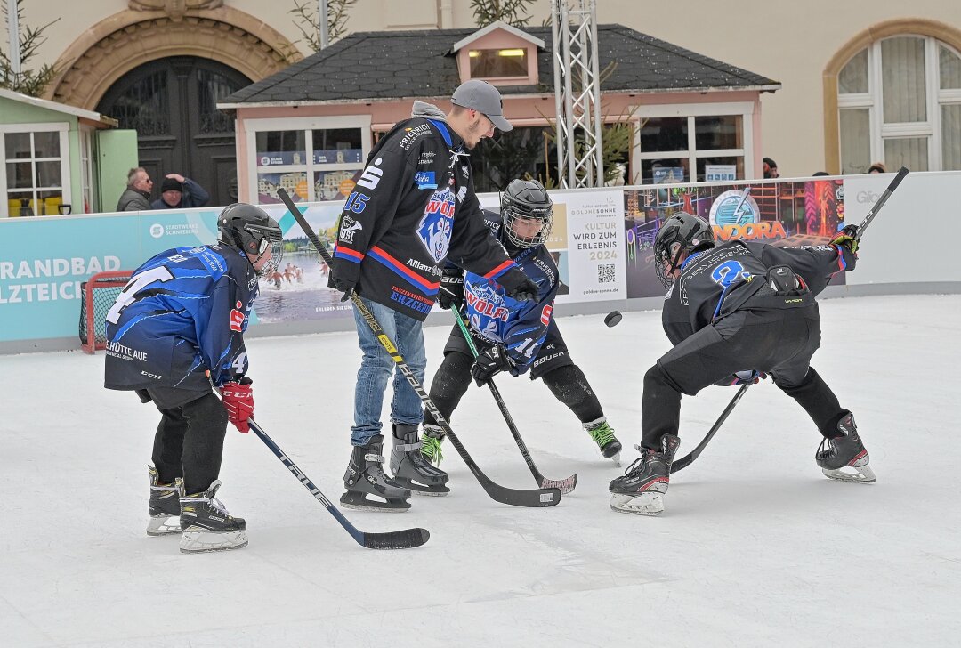Für alle Wintersportfans: Eisarena in Schneeberg ist eröffnet - Der Nachwuchs der Schönheider Wölfe hat zur Eröffnung der Eisarena Besuchern einen kleinen Einblick in den Eishockey-Sport gegeben. Foto: Ralf Wendland