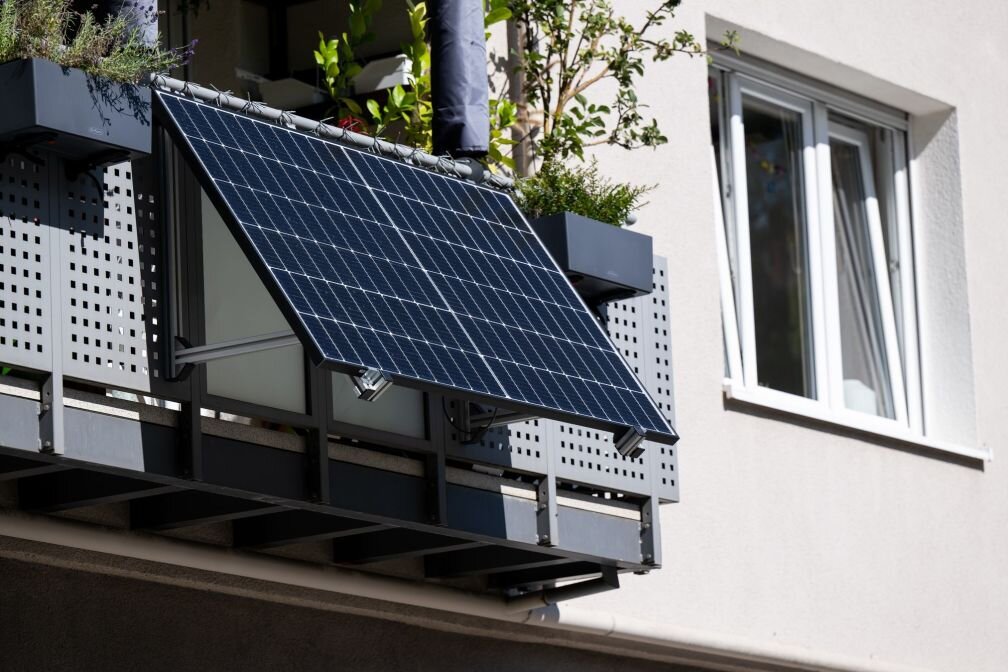 Für Balkonkraftwerke gibt es vielerorts Zuschüsse - Stecker-Solaranlagen für den Balkon können die eigene Stromrechnung senken. Die Anschaffung wird in manchen Ländern, Landkreisen oder Kommunen bezuschusst.