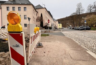 Für mehrere Wochen: Hier gibt es Verkehrsbehinderungen in Aue - In Aue gehen die Verlegearbeiten für den Glasfaserausbau weiter - unter anderem im Bereich Lessingstraße/ Mühlstraße. Foto: Ralf Wendland