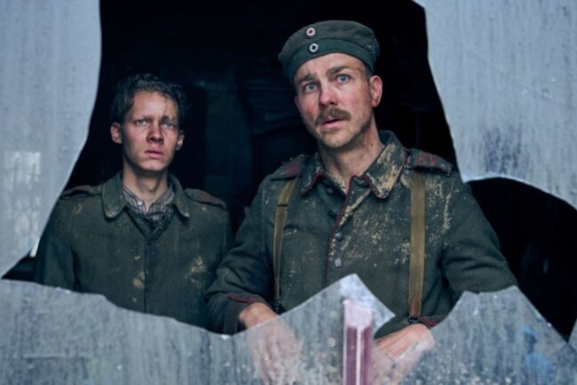 Für neun Oscars nominiert: Das muss man über "Im Westen nichts Neues" wissen - Paul Bäumers (Felix Kammerer, mit Albrecht Schuch) anfängliche Kriegsbegeisterung verfliegt schnell.