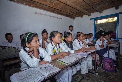 "Für uns ist Bildung ein Grundrecht": Freiberger Schüler helfen Nepal - Schüler im Klassenzimmer in Gati. Foto: nepalfreiberg.de