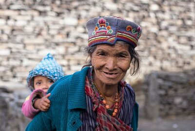 "Für uns ist Bildung ein Grundrecht": Freiberger Schüler helfen Nepal - Nepalesische Frau mit Kind auf dem Rücken. Foto: nepalfreiberg.de