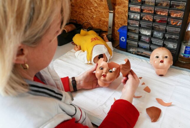 Für vielerlei Notfälle gerüstet: Puppenklinik Erzgebirge - Myriam Richter bei der Arbeit. Foto: Andreas Bauer