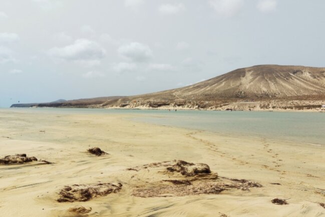 Fuerteventura: Urlaubsgeheimtipp westlich von Afrika - Der Strand von Sotavento ist ein Geheimtipp für Surfer. Rechts sieht man ein Becken, was durch Flut geflutet wird. Der Hauptstrand befindet sich links (im Bild nicht zu sehen).