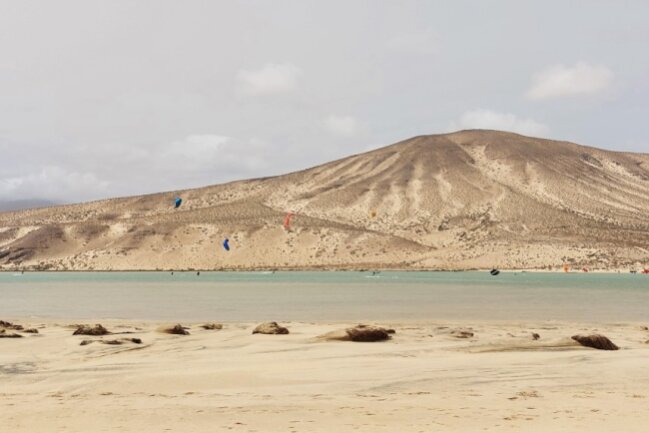 Fuerteventura: Urlaubsgeheimtipp westlich von Afrika - Der Strand von Sotavento ist ein Geheimtipp für Surfer. Rechts sieht man ein Becken, was durch Flut geflutet wird. 