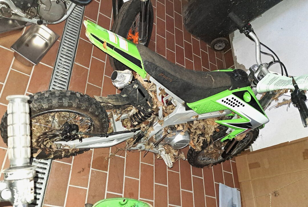 Fund im Erzgebirge: Wem gehört dieses grün-weiße Dirtbike Xmoto? - Die Polizei sucht nach dem Besitzer dieser Motocross-Maschine. Foto: Polizeidirektion Chemnitz