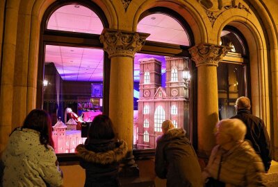 Funkel-Fenster leuchten in Glauchau zur Adventszeit - Funkelfensteraktion im Helmnot-Theater in Glauchau. Foto:Andreas Kretschel