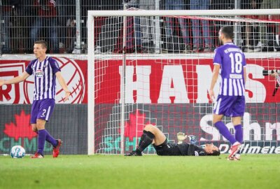 Fußball-Krimi der Veilchen in Regensburg ohne Happyend -  Enttäuschung nach dem Treffer zum 3:2 bei Aue. Foto: PICTURE POINT / S. Sonntag