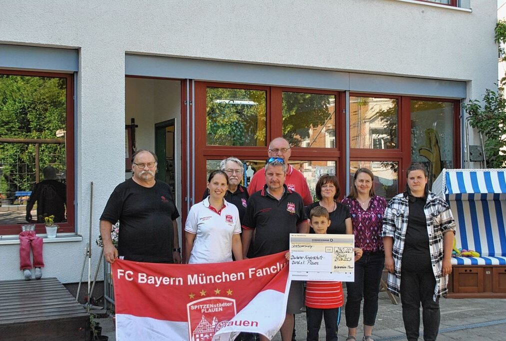 Fußballfans spenden für die Kids vom Kindercafe Mücke - Jedes Jahr spenden die Fußballfans vom offizielle FC Bayern München-Fanclub "SPITZENstädter" einer sozialen Einrichtung Geld. Fotos: privat