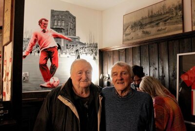 Fußballfans treffen sich im "Alois" - Alois Glaubitz (rechts) schaute sich auch in dem Vereinsheim um.  Foto: Verein 