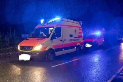 Fußgänger bei Crash in Rothenkirchen schwer verletzt - Fußgänger schwer verletzt worden. Einsatzkräfte vor Ort.  Foto: B&S