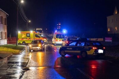 Fußgänger bei Crash in Rothenkirchen schwer verletzt - Fußgänger schwer verletzt worden. Einsatzkräfte vor Ort.  Foto: B&S