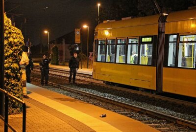 Fußgänger der von Straßenbahn erfasst wurde nun verstorben - Bei einem Straßenbahn-Unfall in Dresden wurde ein 55-Jähriger Mann schwer verletzt. Nun erlag er schlussendlich am Wochenende diesen Verletzungen. Foto: Roland Halkasch