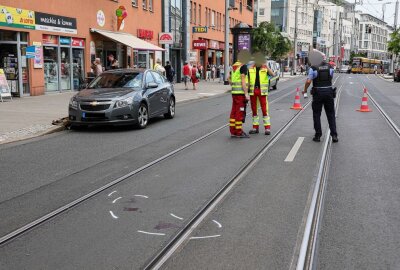 Fußgänger in Dresden angefahren: 63-Jähriger schwer verletzt - Heute kollidierte ein PKW mit einem Fußgänger. Foto: Roland Halkasch