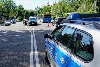 Fußgängerin angefahren - Stau auf Leipziger Straße - Die Unfallaufnahme führte zu erheblichen Verkehrsbeeinträchtigungen. Foto: Harry Haertel