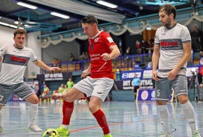 Futsal: HOT 05 gewinnt in Hamburg mit 3:1 - Michal Belej (rot) stand im Spitzenspiel zweimal goldrichtig. Foto: Markus Pfeifer