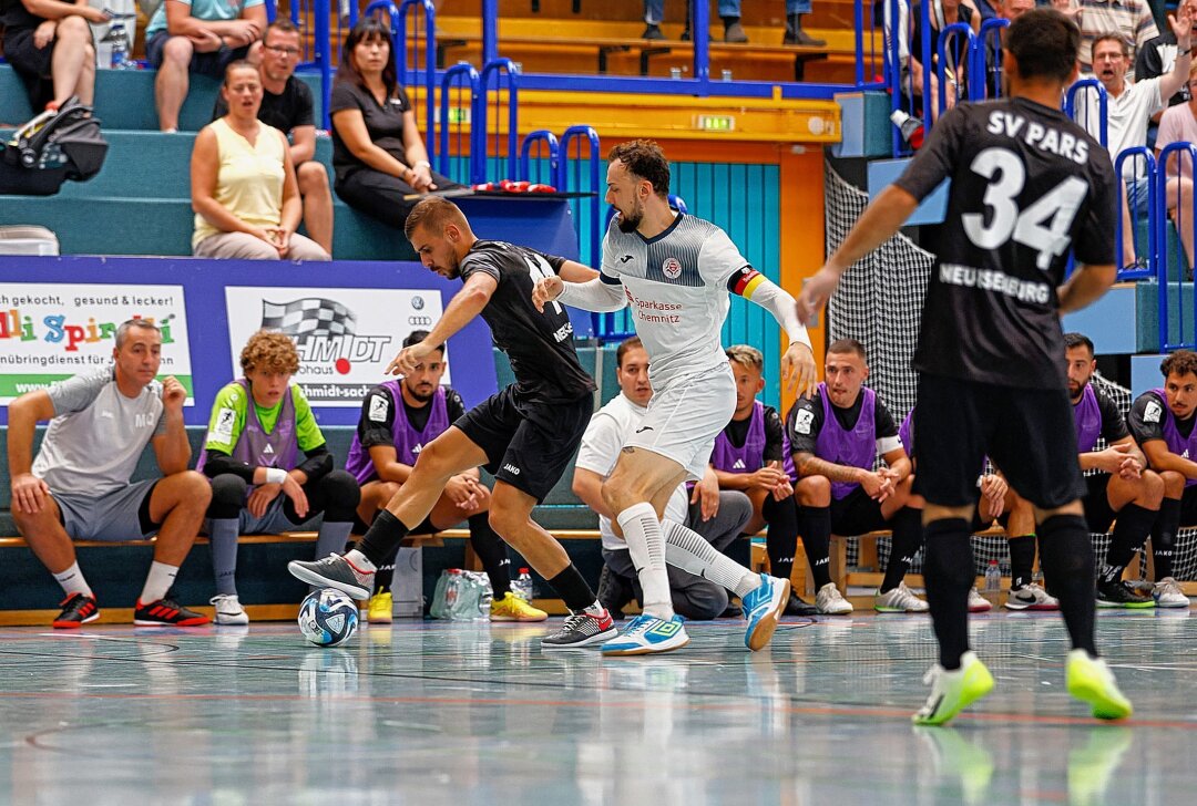 Futsal-Länderspiel gegen Kroatien findet in Chemnitz statt - Christopher Wittig (weiß) im Zweikampf mit Amer Dzindic, der gegen HOT 05 Futsal fünf Tore erzielte. Foto: Markus Pfeifer