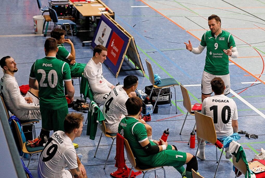 Futsalteam fliegt bei der Meisterschaft raus - VfL-Spielertrainer Michal Salak und sein Team kassierten eine Niederlage. Foto: Markus Pfeifer