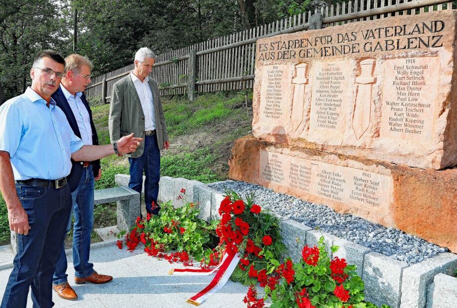 Uwe Schlegel (links) erklärte OB André Raphael und Pfarrer Joachim Escher die Restaurierung des Gablenzer Kriegerdenkmals. Foto: Michel
