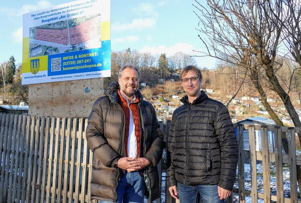 Seit kurzem weist ein großes Schild auf das neue Baugebiet hin, das sich Oberbürgermeister Arne Sigmund (links) und Sachgebietsleiter Manuel Burckhardt in dieser Woche noch einmal angeschaut haben. Foto: Andreas Bauer