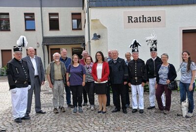 Gäste aus Ludwigsburg im Zeitsprungland - Die Begrüßung fand am 06. August vor dem Rathaus Reinsdorf durch den Landrat Dr. Scheurer statt. Foto: Gemeinde Reinsdorf
