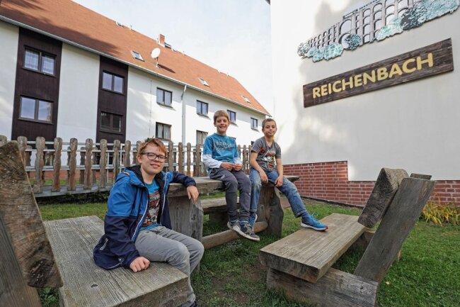 Gästehaus in Grünheide steht vor umfassender Sanierung - Die Ferienkinder Mika, Johann und Leo (v.li.) legen vor dem Gästehaus "Reichenbach" eine kleine Verschnaufpause ein. Foto: Thomas Voigt