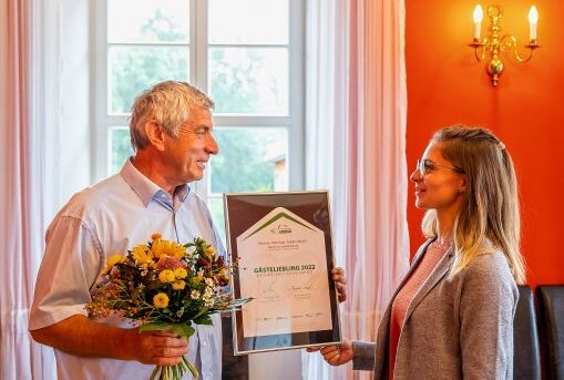 "Gästeliebling" gekürt -  Julia Keller überreicht Blumen an Hr. Seifert. Foto: Lara Klewin