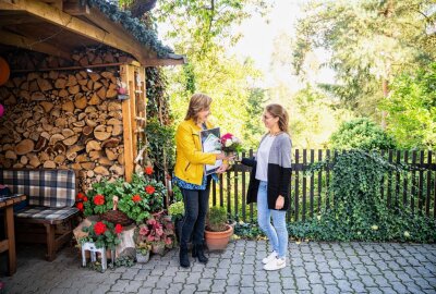 "Gästeliebling" gekürt -  Julia Keller überreicht Blumen an Frau Dechant CrossARTig. Foto: Lara Klewin