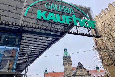 Galeria Kaufhof schließt seine Türen in Chemnitz - Die Markthalle in der Galeria Kaufhof schließt am 3. Juni. Viele Regale sind bereits leer oder komplett entfernt worden. Fotos: Steffi Hofmann