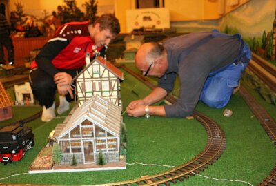 Ganz Kürbitz ist im Weihnachtsfieber - Die Eisenbahn wird aufgebaut. Foto: Simone Zeh