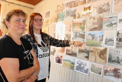 Ganz Rößnitz feiert das 725-Jahrjubiläum - Gabi Wunderlich und Tochter Annalena in der Ausstellung zur Ortsgeschichte.  Foto: Simone Zeh