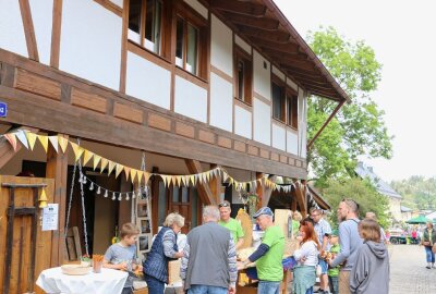 Ganz Rößnitz feiert das 725-Jahrjubiläum - Herzen aus Schiefer stellten Dachdecker Rudi Seiler (links) und Azubi Johann Klaubert vom Rößnitzer Foto: Simone Zeh