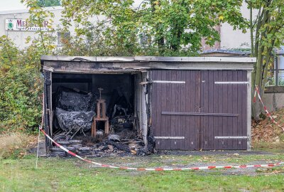 Garage in Meerane komplett ausgebrannt: Hoher Sachschaden befürchtet - In der Nacht zum Freitag ist in Meerane eine Garage ausgebrannt. Foto: Andreas Kretschel