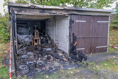 Garage in Meerane komplett ausgebrannt: Hoher Sachschaden befürchtet - In der Nacht zum Freitag ist in Meerane eine Garage ausgebrannt. Foto: Andreas Kretschel