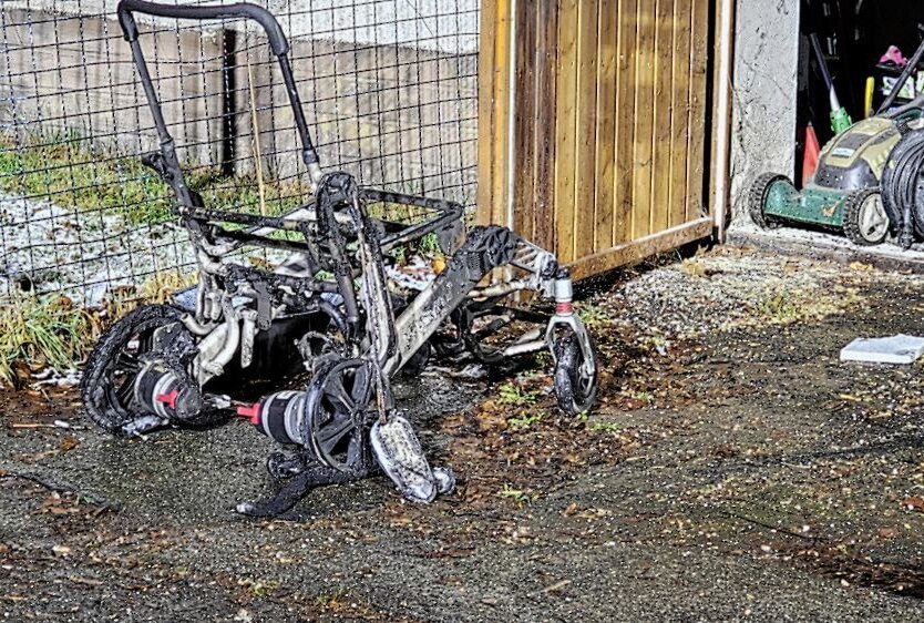 Garagenbrand in Chemnitz: Elektro-Rollstuhl geht in Flammen auf - Brandalarm in Chemnitz: Elektro-Rollstuhl geht in Garage in Flammen auf. Foto: Harry Härtel