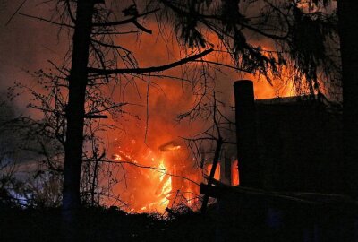 Gartenhäuschen in Dresden in Flammen - In Dresden kam es am Freitagabend zu einem Brand von einem Gartenhäuschen. Foto: Roland Halkasch