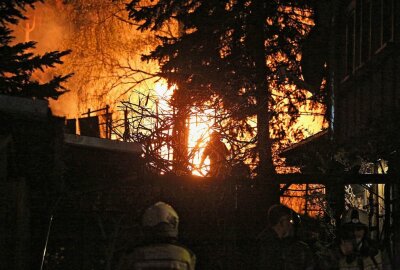 Gartenhäuschen in Dresden in Flammen - In Dresden kam es am Freitagabend zu einem Brand von einem Gartenhäuschen. Foto: Roland Halkasch