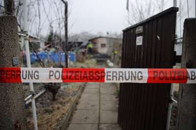 Gartenlaube brennt komplett ab: Leblose Person wird gefunden - In Leipzig brannte eine Gartenlaube ab. Foto: Christian Grube