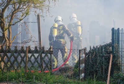 Gartenlaube in Brand geraten: Hund vor Feuer gerettet - In Wilsdruff kam es zu einem Brand in einer Gartenlaube. Foto: Roland Halkasch