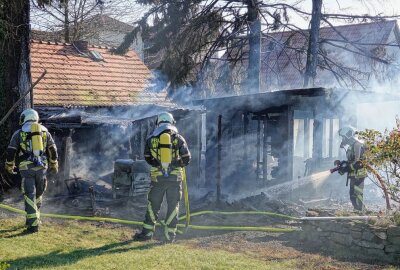 Gartenlaube in Brand geraten: Hund vor Feuer gerettet - In Wilsdruff kam es zu einem Brand in einer Gartenlaube. Foto: Roland Halkasch