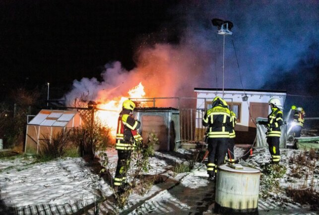 InThalheim ist am frühen Mittwochmorgen eine Gartenlaube komplett ausgebrannt. Foto: André März