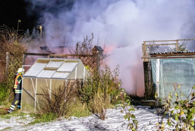 InThalheim ist am frühen Mittwochmorgen eine Gartenlaube komplett ausgebrannt. Foto: André März