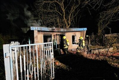 Gartenlaube in Werdau steht in Flammen - In einem anliegenden Gartengrundstück stand eine Laube von 4x8 Metern in Flammen. Foto: Mike Müller