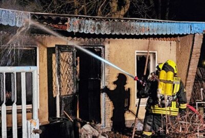 Gartenlaube in Werdau steht in Flammen - Die Polizei schätzt den Schaden auf 5000€ und ermittelt wegen der Ursache. Foto: Mike Müller
