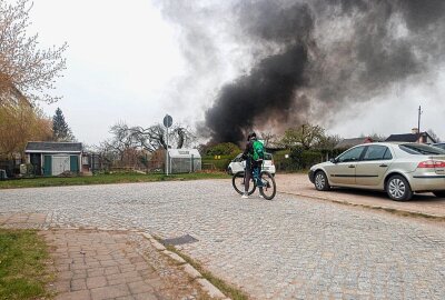 Gartenlauben in Flammen: Feuerwehr im Einsatz - Am Sonntag sind in Chemnitz mehrere Gartenlauben in Brand geraten. Foto: Jan Haertel