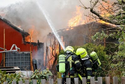 Gartenlauben in Flammen: Feuerwehr im Einsatz - Am Sonntag sind in Chemnitz mehrere Gartenlauben in Brand geraten. Foto: Jan Haertel