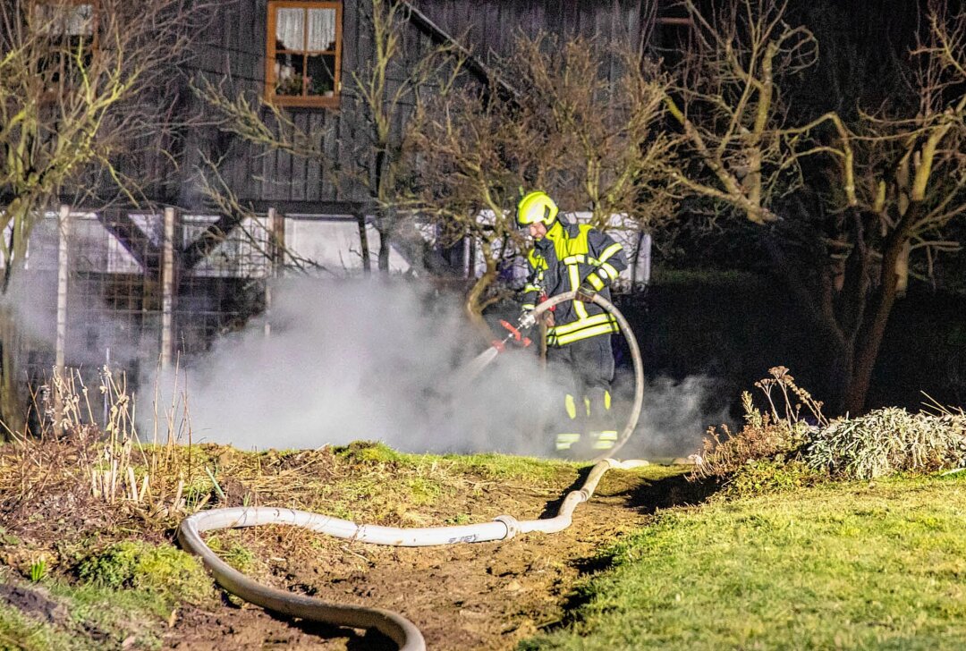 Gartenlaubenbrand mit Rettung von Personen im Erzgebirge - Feuerwehren im Erzgebirge proben den Ernstfall. Foto: André März