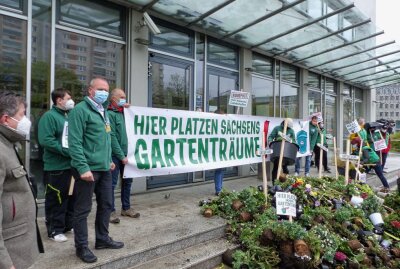 Gartenmarktbetreiber kippen Pflanzen vor Sozialministerium ab - Stephan Lichtenstein beim Protest in Dresden. Foto: meeco Communication Services