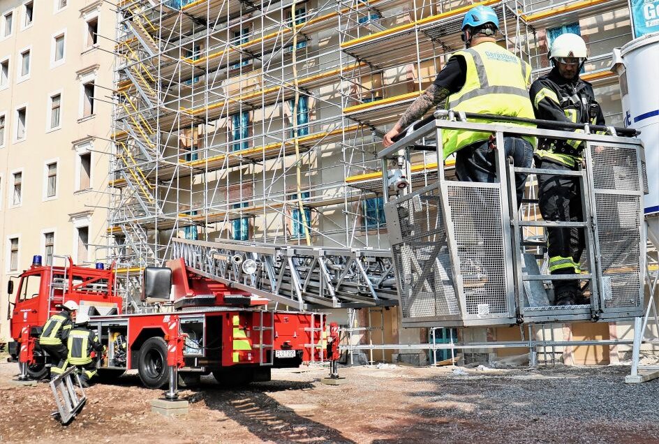 Gasaustritt in ehemaligem Industriegebäude: Feuerwehr rückt in Flöha zu Großeinsatz aus - In der Alten Baumwolle Flöha fand eine Höhenrettung von einem Baugerüst statt. Foto: Knut Berger