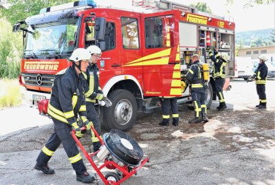 Gasaustritt in ehemaligem Industriegebäude: Feuerwehr rückt in Flöha zu Großeinsatz aus - Bei der Übung wurden sämtliche Abläufe trainiert. Foto: Knut Berger